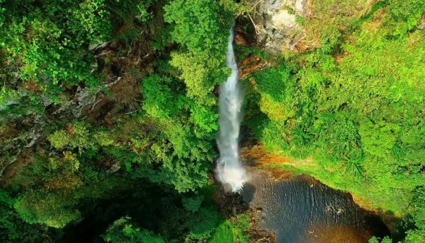 Thác Mạ Héc nhìn từ trên cao, xung quanh là rừng nguyên sinh Cham Chu.
