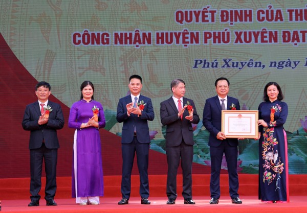 Lãnh đạo thành phố Hà Nội trao Quyết định của Thủ tướng Chính phủ và tặng hoa chúc mừng huyện Phú Xuyên đạt chuẩn nông thôn mới