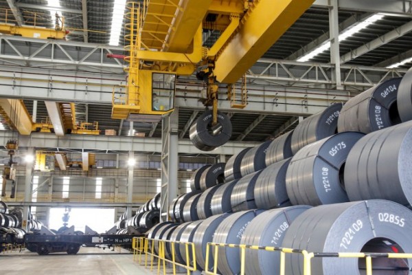 Sản xuất thép cuộn cán nóng tại nhà máy của Tập đoàn Hoà Phát.