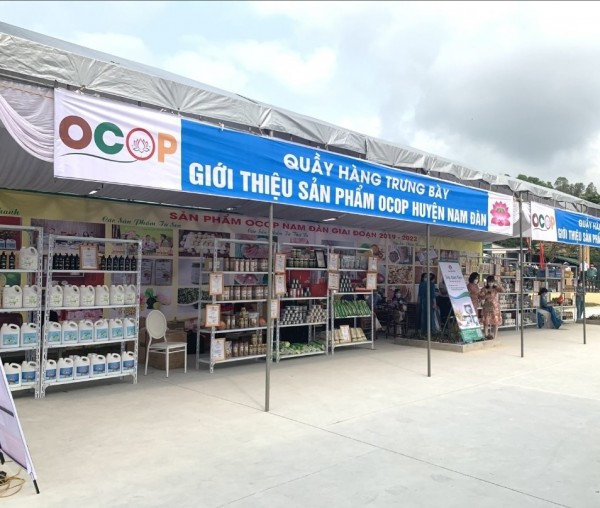 Những gian hàng phía ngoài khu di tích Kim Liên bày bán nhiều sản phẩm mang bản sắc địa phương.
