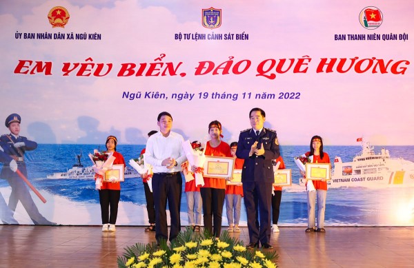 XÂY DỰNG LÒNG YÊU QUÊ HƯƠNG, ĐẤT NƯỚC CHO THẾ HỆ TRẺ VIỆT NAM THÔNG QUA CUỘC THI “EM YÊU BIỂN, ĐẢO QUÊ HƯƠNG”