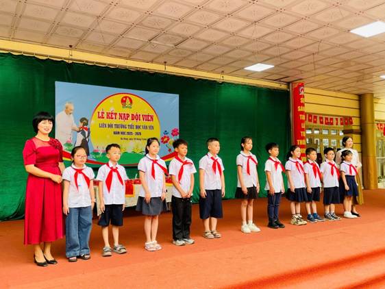 TỰ HÀO NGÀY ĐẦU ĐƯỢC MANG TRÊN VAI CHIẾC KHĂN QUÀNG ĐỎ TRONG LỄ KẾT NẠP ĐỘI Ở TRƯỜNG TIỂU HỌC VĂN YÊN