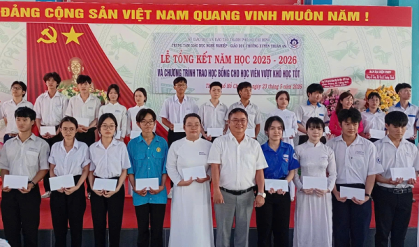 TRUNG TÂM GIÁO DỤC NGHỀ NGHIỆP - GIÁO DỤC THƯỜNG XUYÊN THUẬN AN, TP. HỒ CHÍ MINH: TRAO GẦN 100 HỌC BỔNG CHO HỌC SINH VƯỢT KHÓ HỌC GIỎI