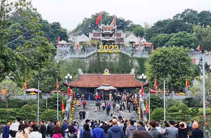 Hàng vạn du khách đã đến Đền Cửa Ông để cầu bình an
