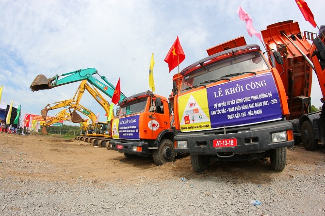 Phương tiện trang thiết bị triển khai thi công tại buổi lễ khởi công