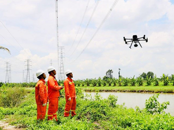 Đội Quản lý vận hành Lưới điện cao thế (PC Đà Nẵng) sử dụng flycam trong kiểm tra vận hành lưới điện.
