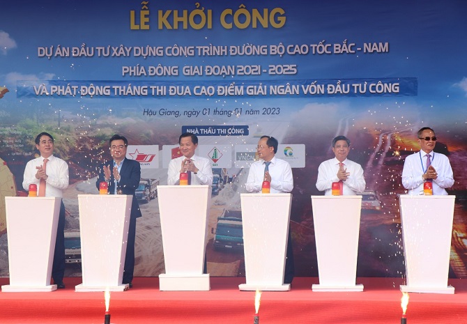 Phó Thủ tướng Chính phủ Lê Minh Khái và các đại biểu tại buổi lễ khởi công tuyến cao tốc đoạn Cần Thơ - Hậu Giang.