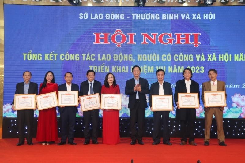 Ông Hoàng Nam, Phó Chủ tịch UBND tỉnh Quảng Trị tặng Bằng khen của Bộ trưởng Bộ LĐ-TB&XH cho các tập thể và cá nhân có thành tích xuất sắc năm 2022.