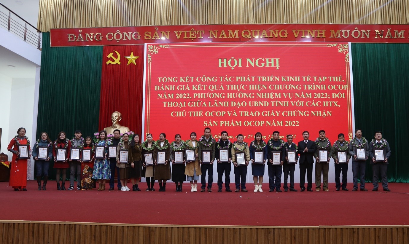 Phó Chủ tịch UBND tỉnh Đỗ Thị Minh Hoa trao Quyết định công nhận sản phẩm OCOP 3 sao cho các chủ thể