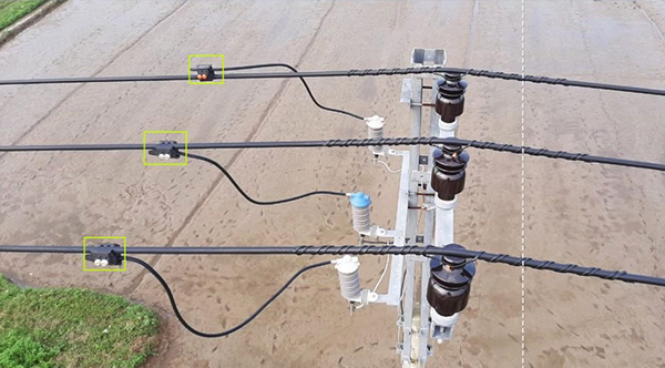 Sử dụng flycam tích hợp AI giúp nhận biết 3 vị trí kẹp răng đấu nối lưới điện trung áp, khi quét qua thì biết vị trí kẹp răng cần kiểm tra có bị lỏng, hư hỏng hay không.