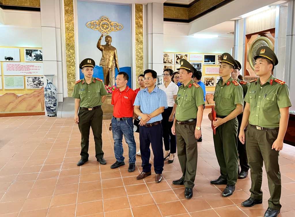 Khu di tích lưu niệm Bác Hồ trên đảo Ngọc Vừng thường xuyên là điểm tham quan, giáo dục truyền thống cách mạng cho cán bộ, chiến sĩ các đơn vị