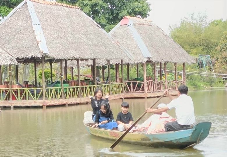 Tổng lượt khách đến tham quan tỉnh Vĩnh Long năm 2022 đạt 1 triệu lượt, đạt 166% chỉ tiêu và tăng 150 % so với cùng kỳ 2021  (Ảnh minh họa: PĐ)