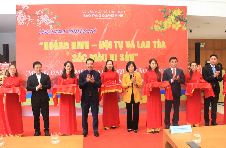 Các đại biểu cắt băng Khai mạc Triển lãm