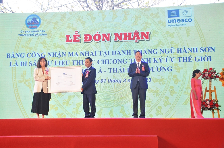 Lãnh đạo TP Đà Nẵng và quận Ngũ Hành Sơn đón nhận Bằng công nhận di sản tư liệu Mai nhai thuộc Chương trình Ký ức thế giới khu vực châu Á-Thái Bình Dương.