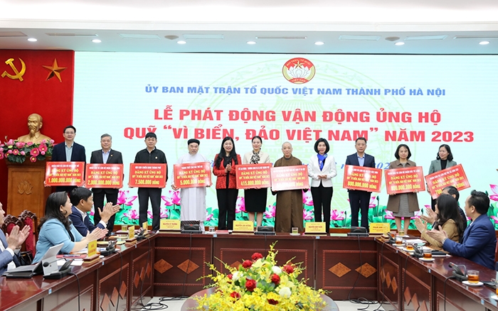 Các đồng chí lãnh đạo TP Hà Nội tiếp nhận đăng ký ủng hộ của các đơn vị.