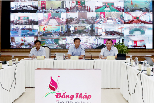 Lãnh đạo UBND, Ủy ban Mặt trận Tổ quốc Việt Nam và Sở Nông nghiệp và Phát triển nông thôn tỉnh Đồng Tháp cùng chủ trì hội nghị.