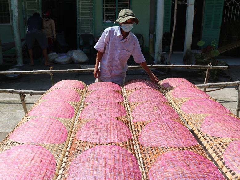 Bánh tráng cù lao Mây (xã Lục Sĩ Thành, huyện Trà Ôn) được làm thủ công nên có độ mỏng, ngon, dẻo đặc trưng. Ảnh Phương Nghi.