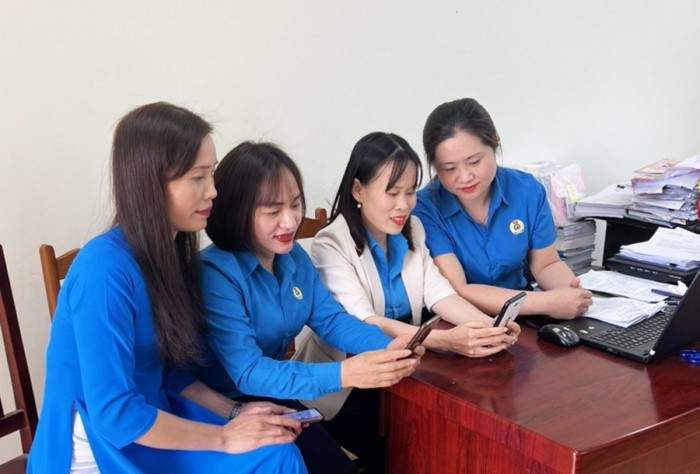 Cán bộ, hội viên phụ nữ triển khai nhiệm vụ công tác Hội thông qua các trang thông tin, nhóm điều hành trên facebook, zalo…