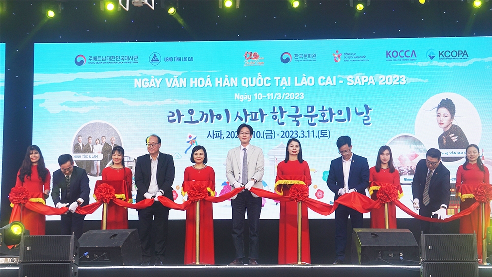 Các đại biểu cắt băng khai mạc “Ngày văn hóa aHàn Quốc tại Lào Cai - Sa Pa năm 2023”