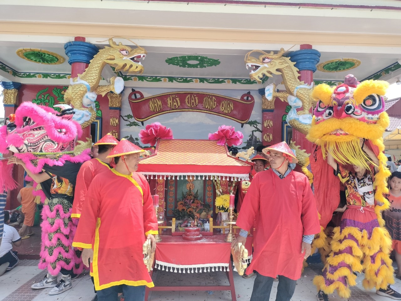 Các nghi lễ được chuẩn bị rất chu đáo và giữ được nét truyền thông đặc trưng vùng Biển Cà Mau