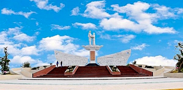 Tượng đài tưởng niệm sự kiện tập kết năm 1954.
