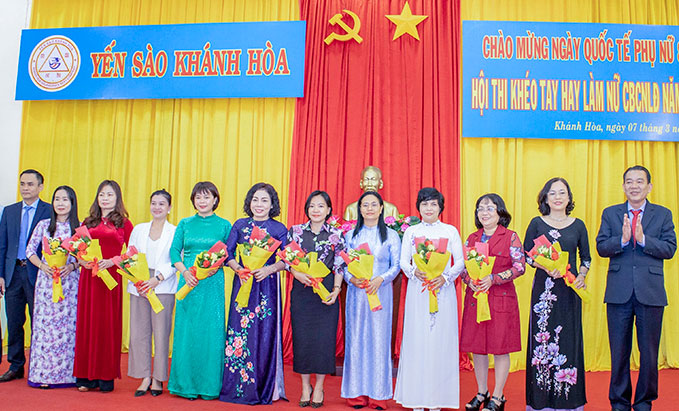 Trao tặng hoa kỷ niệm cho các đại biểu tham dự hội thi_Ảnh: PV.