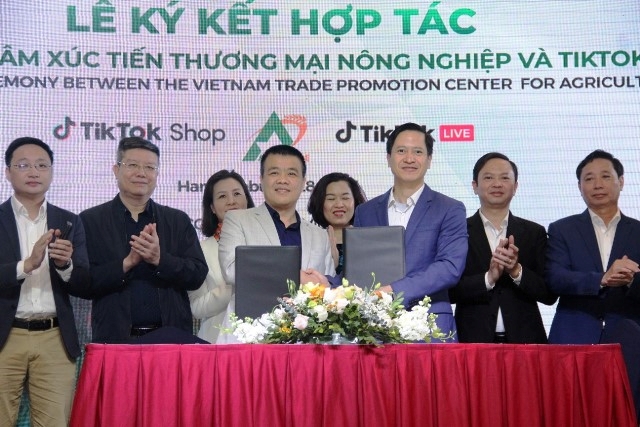 Đại diện lãnh đạo hai đơn vị ký kết Biên bản hợp tác (Ảnh: HNV)