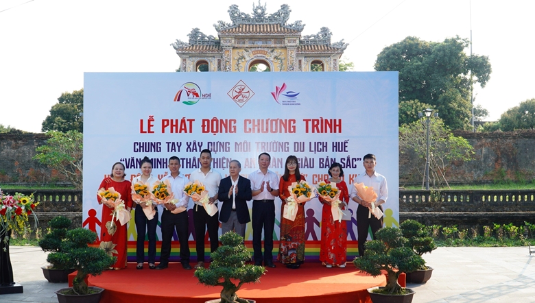 Thành phố Huế phối hợp với Sở Du lịch và Hiệp hội Du lịch tỉnh Thừa Thiên Huế tổ chức Lễ phát động Chương trình Chung tay xây dựng môi trường du lịch Huế “Văn minh - Thân thiện - An toàn - Giàu bản sắc”.