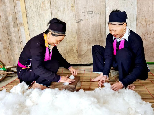 Phụ nữ dân tộc Dao tuyển giữ nghề trồng bông, dệt vải, nhuộm chàm để may trang phục truyền thống trong gia đình - Ảnh: VGP/Lê Thanh Cường