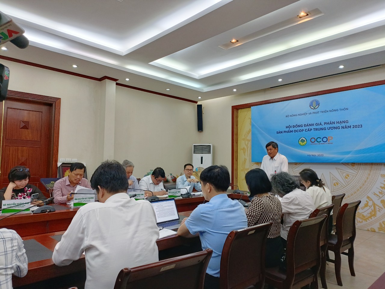 Ngày 5/4, Hội đồng đánh giá, phân hạng sản phẩm OCOP cấp Trung ương năm 2023 họp đánh giá, chấm điểm sản phẩm OCOP 5 sao. Ảnh: Bình Minh