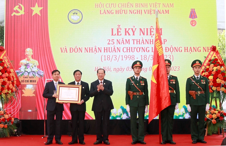Thượng tướng Bế Xuân Trường, Chủ tịch Trung ương Hội Cựu chiến binh Việt Nam trao Huân chương Lao động hạng Nhì cho Làng Hữu nghị Việt Nam.