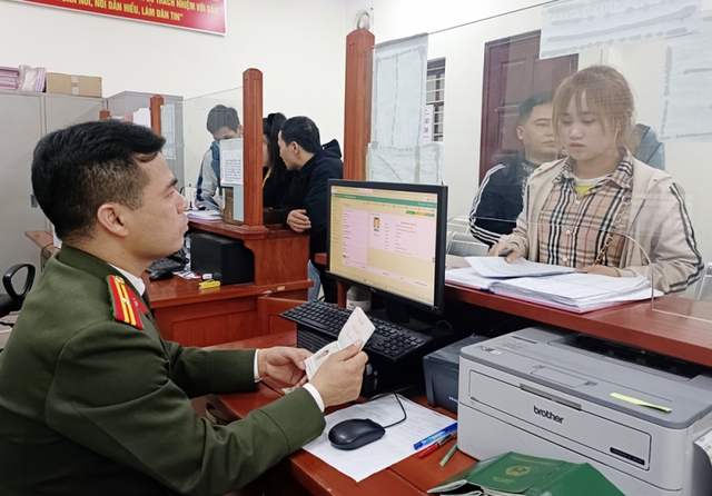 Cán bộ Phòng Quản lý xuất nhập cảnh, Công an tỉnh Bắc Giang hỗ trợ, hướng dẫn người dân đăng ký cấp hộ chiếu phổ thông - Ảnh: Công an Bắc Giang