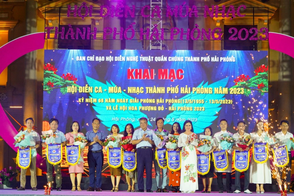 Ban Tổ chức trao cờ lưu niệm tặng các đơn vị tham gia hội diễn.