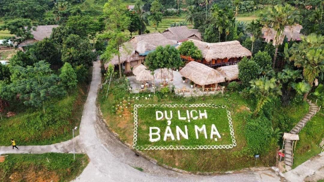 Bản Mạ có 55 hộ dân là người Thái thì cả 55 hộ đều làm nhà có kiến trúc nhà sàn truyền thống.